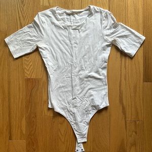 EVERLANE SHORT-SLEEVE WHITE BODYSUIT